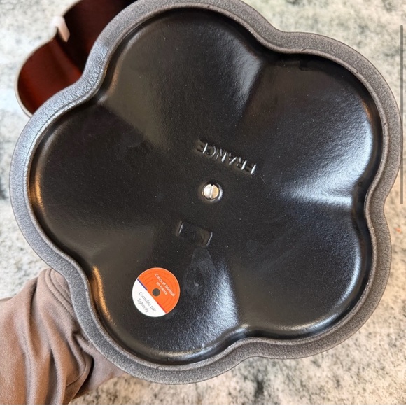 Le Creuset Rare Fleur Cocotte 20c FIG Flower Cast Iron Dutch Oven - Picture 3 of 4